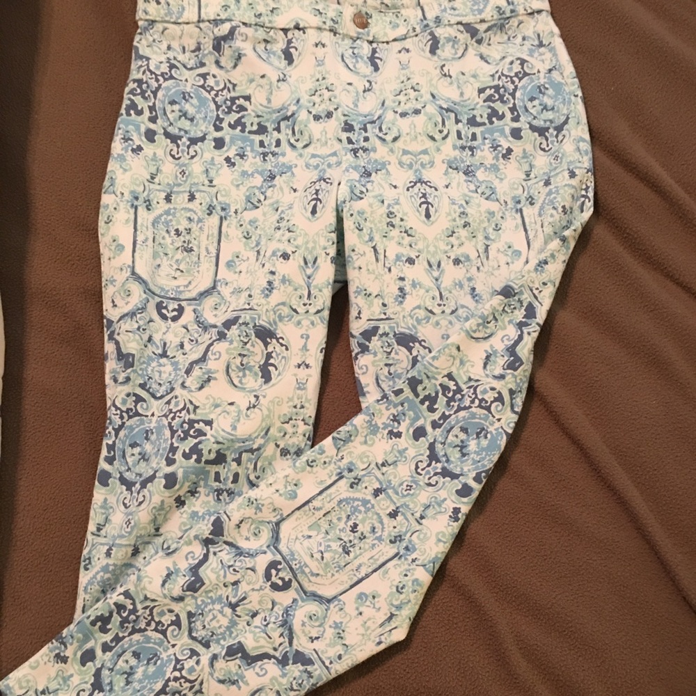 New listing!!! Capri stretchy fun floral print.